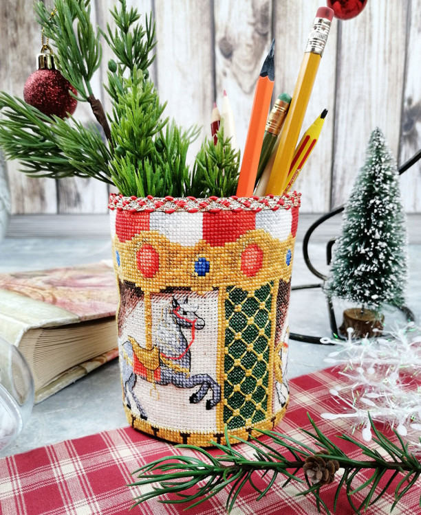 21.002.26 Карандашница Карусель