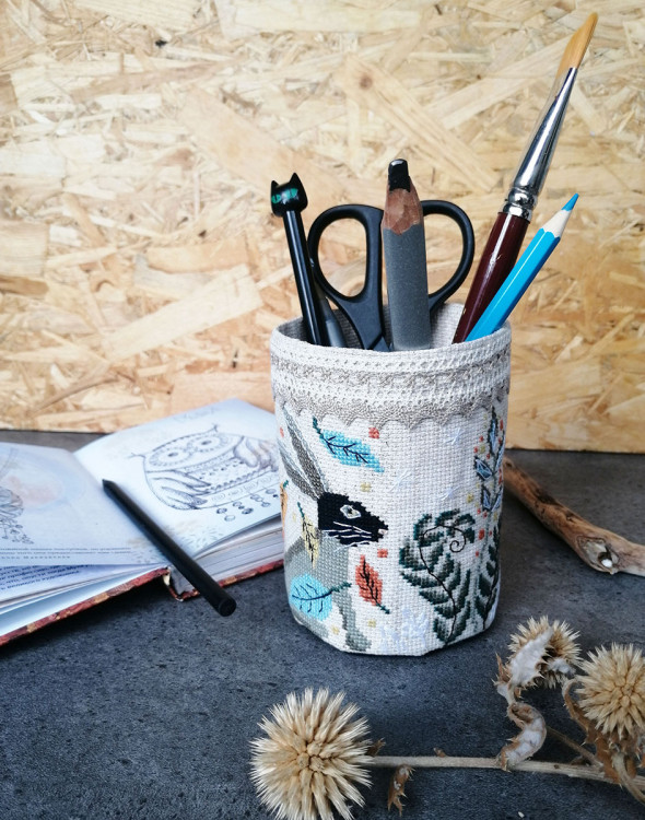 21.002.22 Карандашница Зайцы